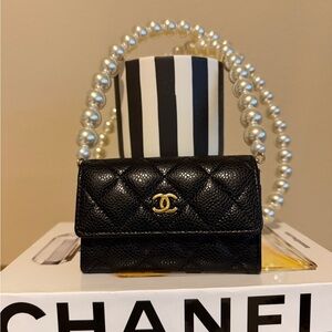 CLASSIC CARD WALLET IN BLACK CAVIAR WITH GOLD CC